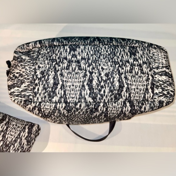 Calvin Klein weekender bag and toiletries/clutch bag - Picture 15 of 16